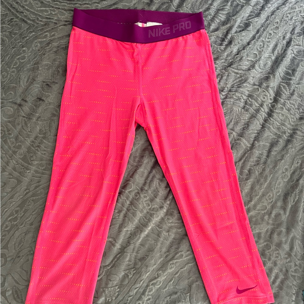Cropped Nike pro leggings never been worn youth XL fits like women’s small